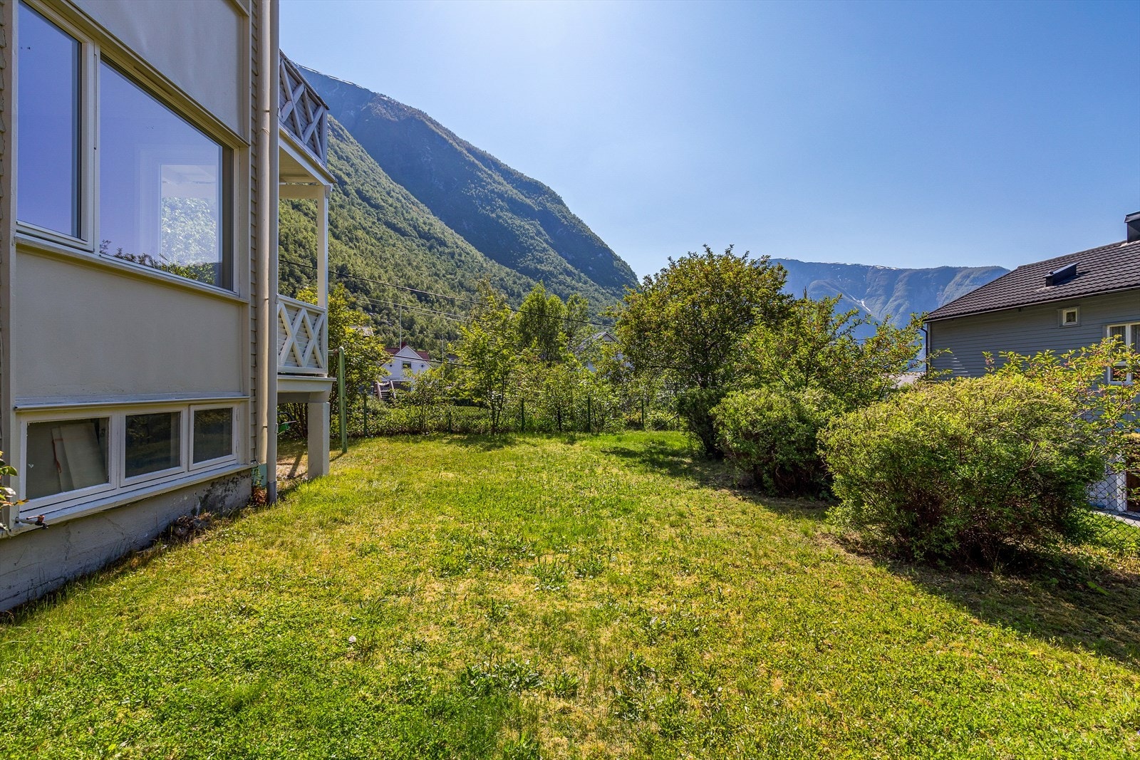 Bustaden er seksjonert, og leilegheita har tilhøyrande hagedel med fint opparbeida grøntareal og beplantning. Galleribilde