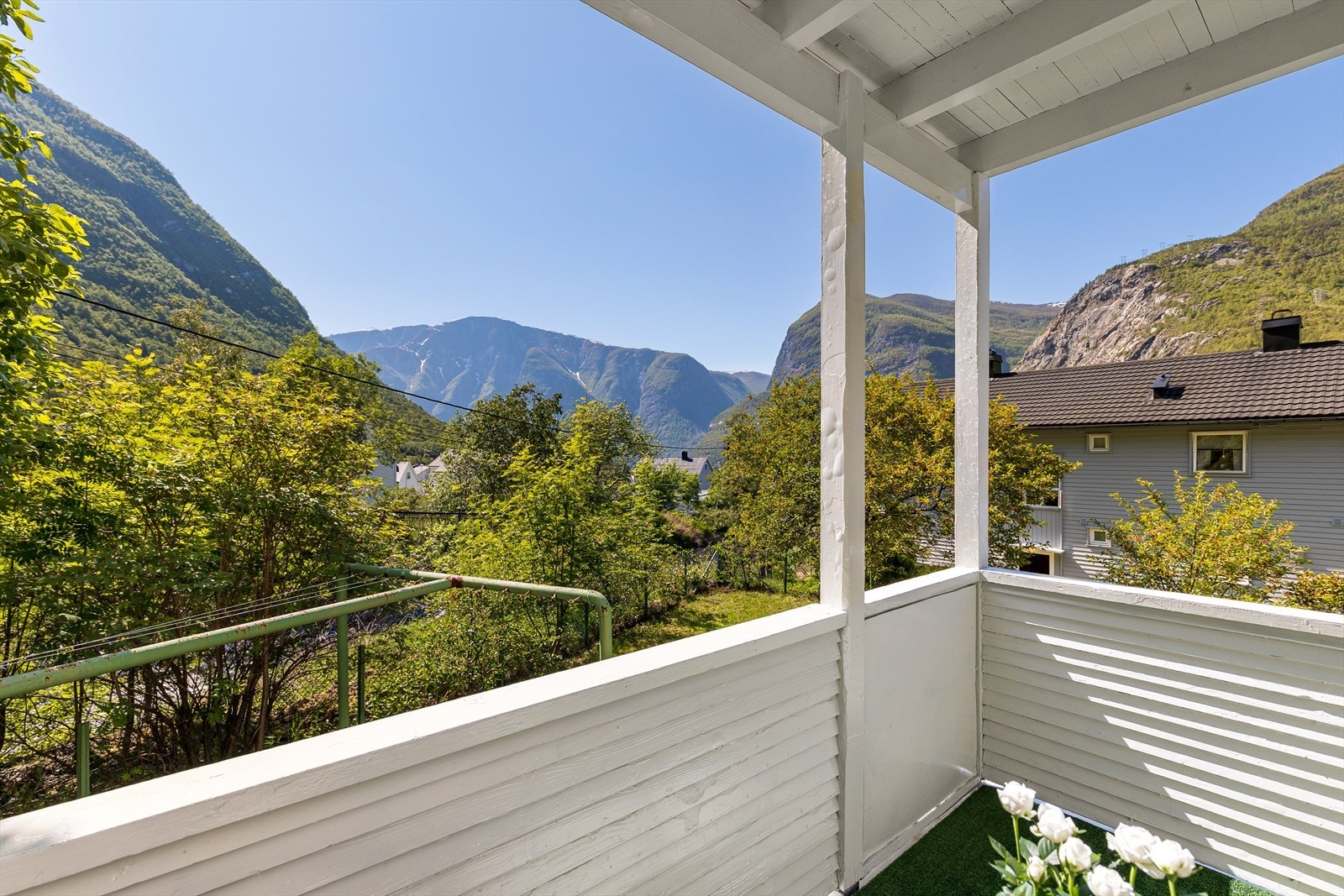 Her kan ein nyte late dagar med sola i ansiktet til langt på kveld. Galleribilde