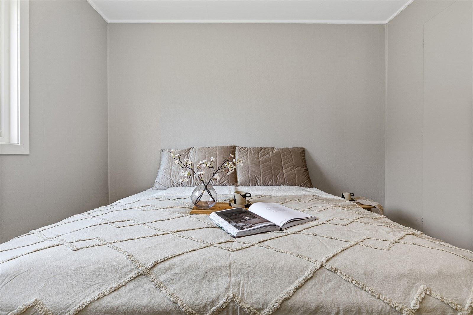 Her har ein plass til stor seng, samt oppbevaring i innebygde garderobeskap. Galleribilde