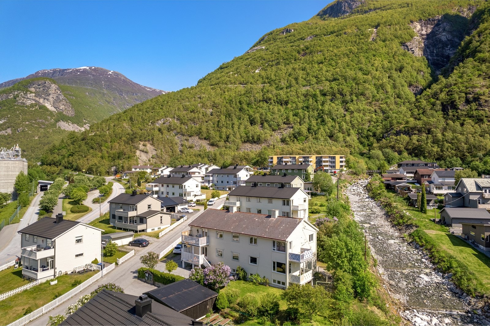 Leilegheita har ein sentral, men samtidig tilbaketrekt beliggenheit i eit etablert bustadområde kalla Røti i Øvre Årdal. Galleribilde