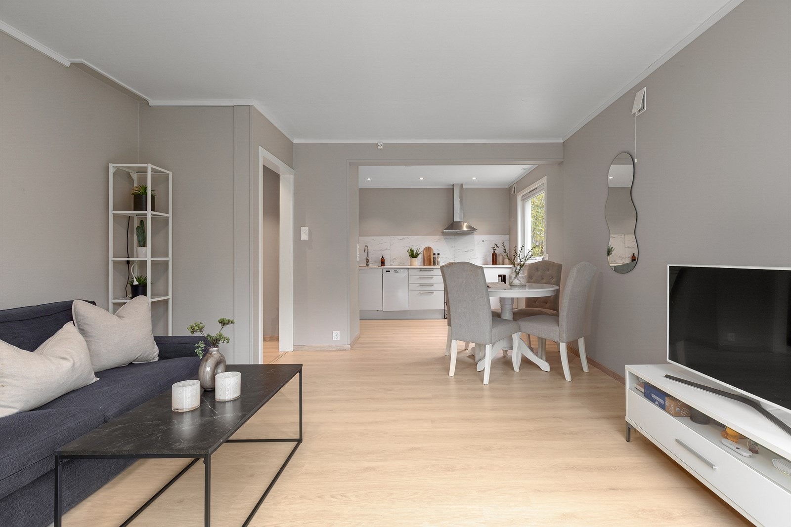 Stova har store vindaugsflater som gir godt med naturleg lysinnslepp. Kjøkken har også downlights. Galleribilde