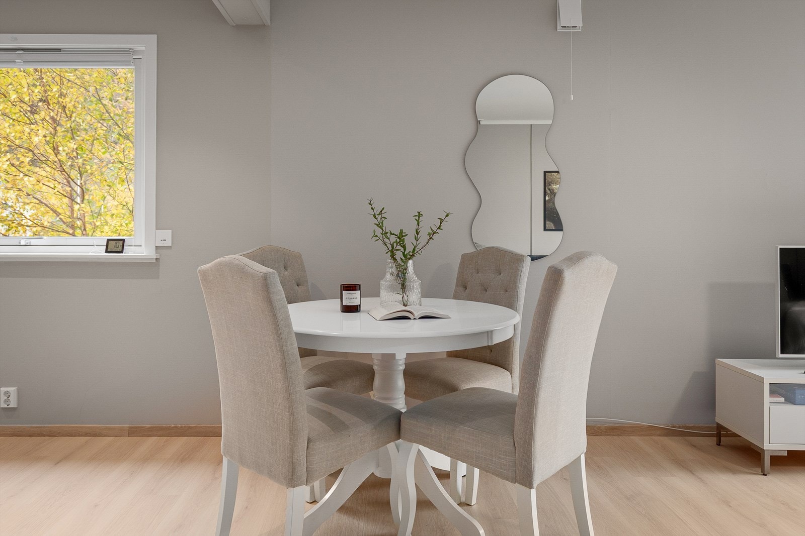 Det er god plass til både sofa og spisebord i stova. Galleribilde