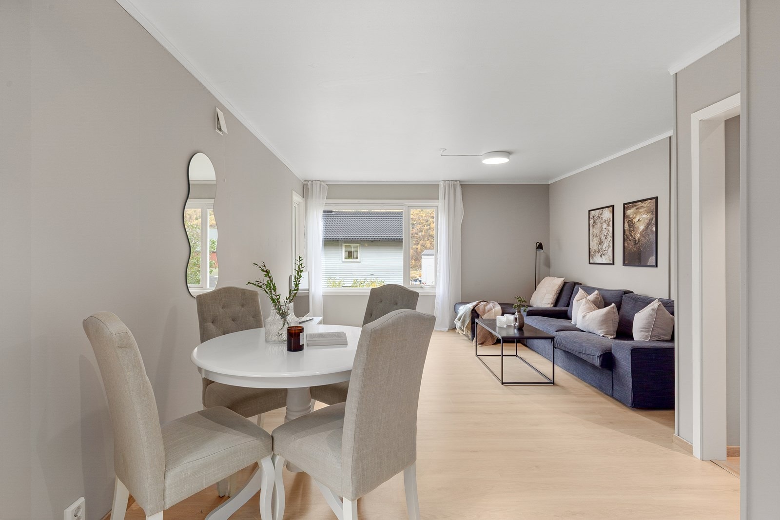 Leilegheita har ei romslig stove malt i eit moderne fargepalett. Galleribilde