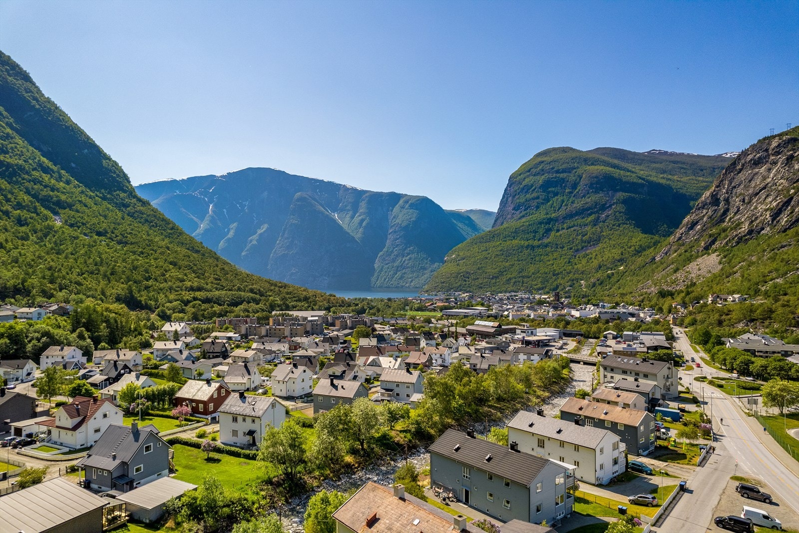 Røtisvegen 7 er eit gilmrande utgangspunkt for rekreasjon og fritid. Velkomen til visning! Galleribilde