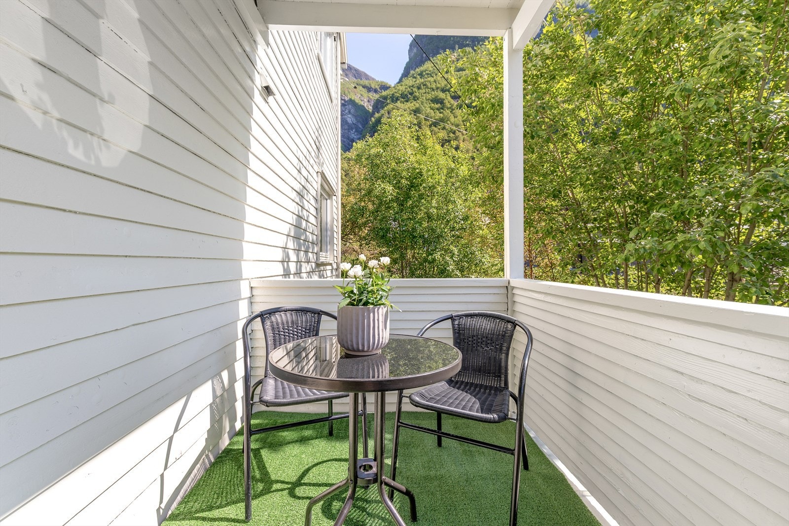 Frå stova er det utgang til ein solrik altan, med plass til møblement og grill om ynskjeleg Galleribilde