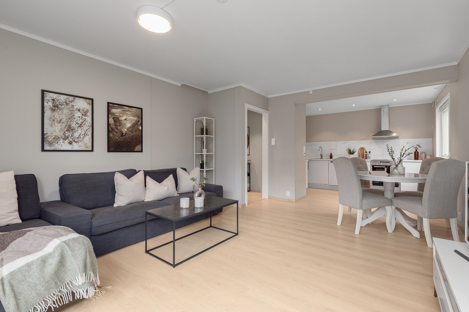 Stova er eit lyst og romslig rom med plass til sofagrupper og TV. Galleribilde