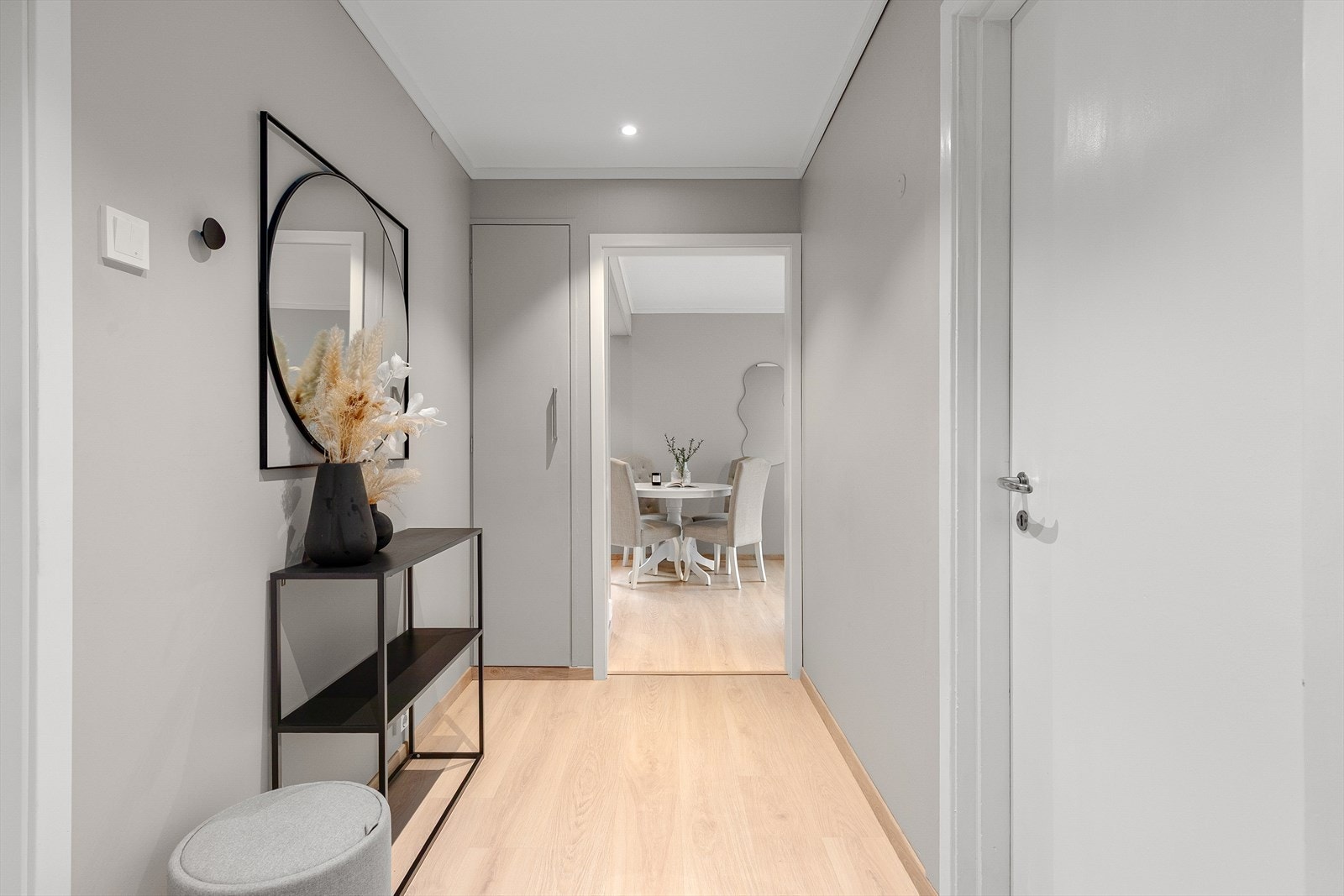 Velkommen inn - Gangen gir plass til å henge frå yttertøy og sette frå seg sko. Galleribilde