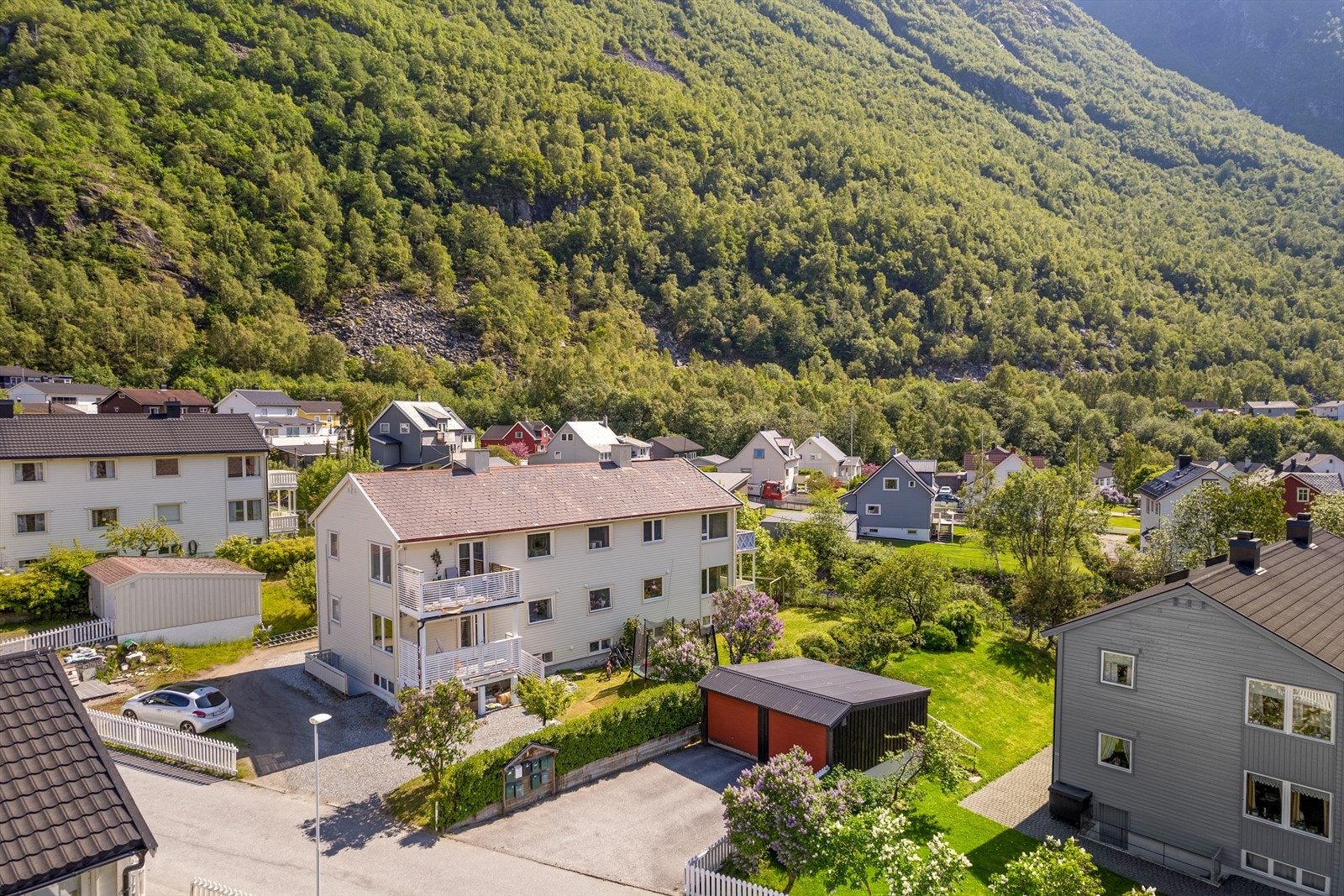 Tilhøyrande leilegheita følger det også med to eksterne boder i kjellar og garasje på totalt 16 m². Galleribilde