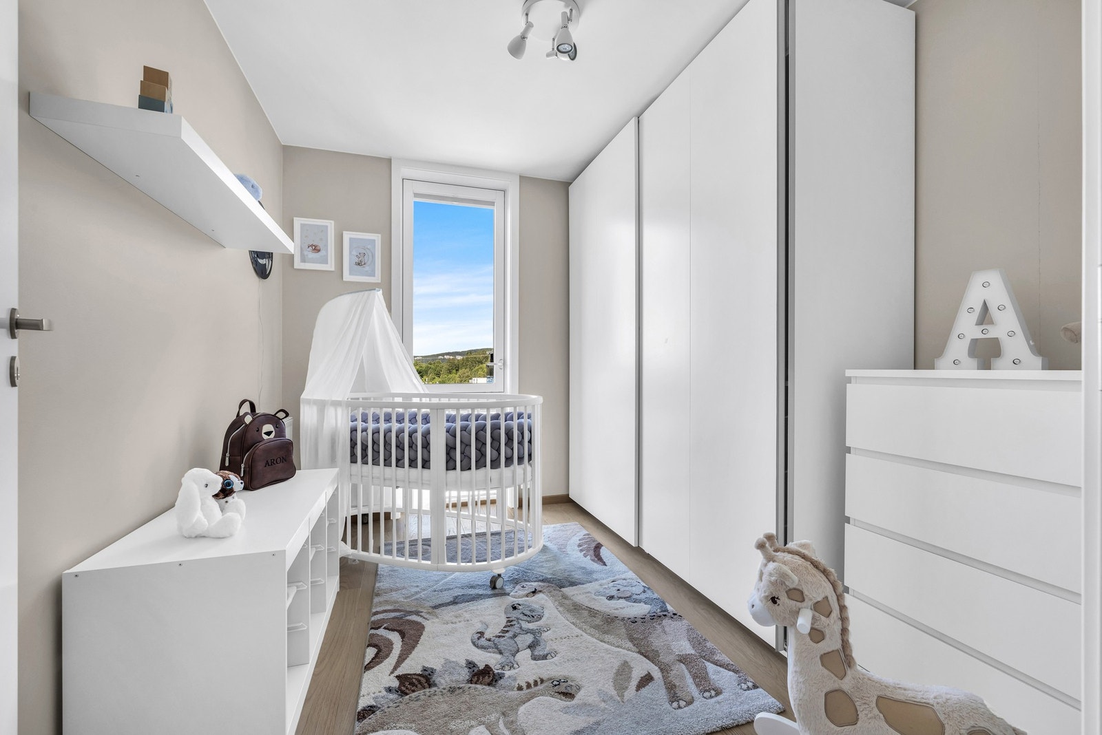 Boligens andre soverom har tilgang fra entréen. Rommet er av god størrelse og brukes i dag som barnerom. Galleribilde