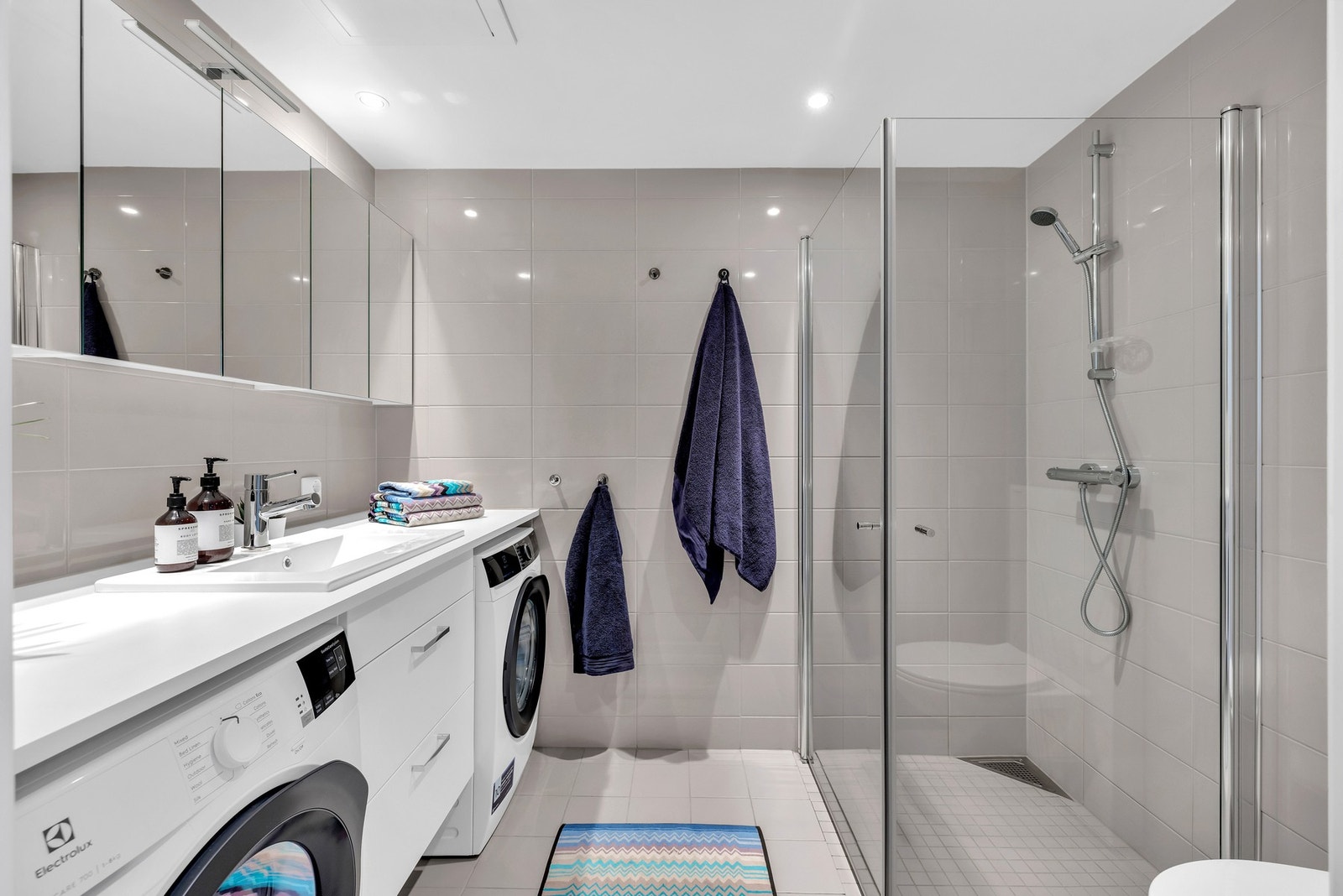 Baderommet ved entréen er av svært god størrelse med nisje for både vaskemaskin og tørketrommel. Galleribilde