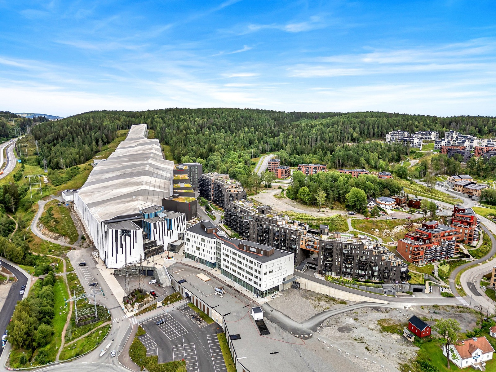 Rett ved leiligheten ligger verdens råeste helårsarena for snøopplevelser - SNØ, og det er kort gangavstand til matbutikk og tog/buss. I tillegg passerer E6 like ved, slik at ev. pendling forenkles betraktelig. Galleribilde