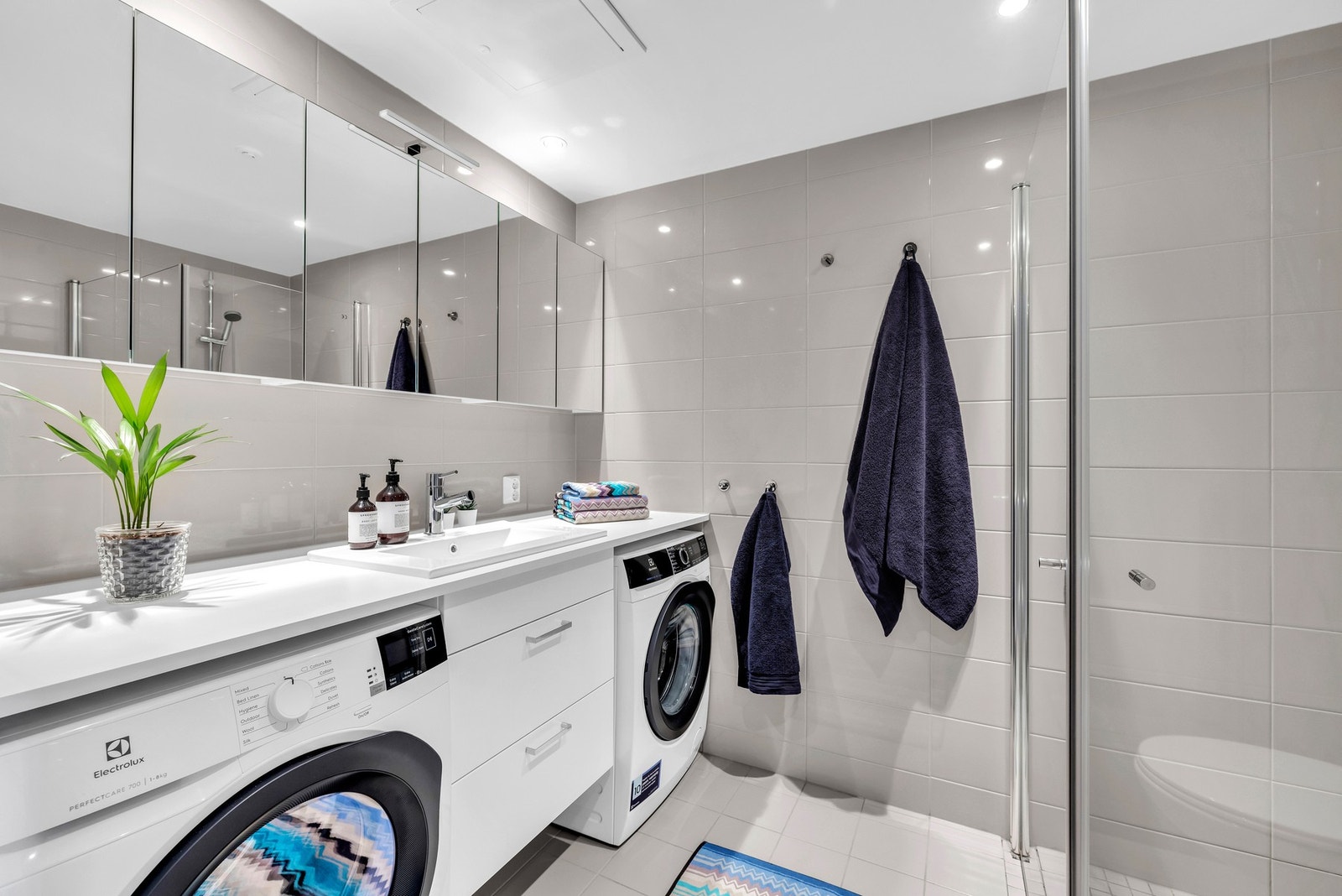 Det er rikelig med oppbevaringsplass på baderommet, både i servantskapet og i vegghengte skap med glassdører. Galleribilde