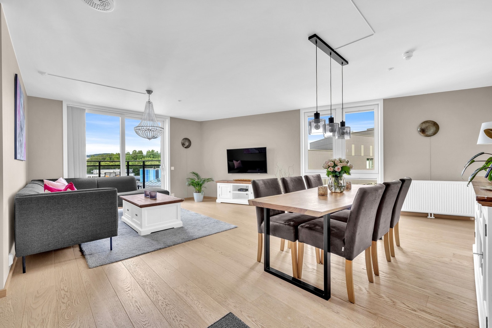 Magnus Grasmo og Emilie Rønvik v/ EIE eiendomsmegling presenterer Snølia 5. Galleribilde