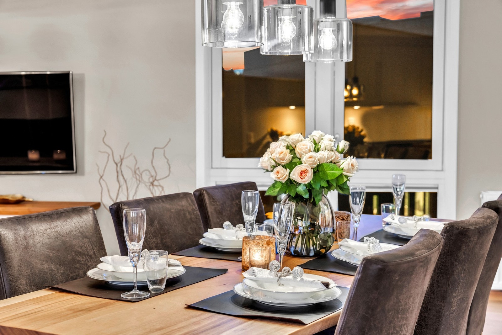 Rikelig med plass til en større spisegruppe - inviter familie og venner til middagsselskaper. Galleribilde