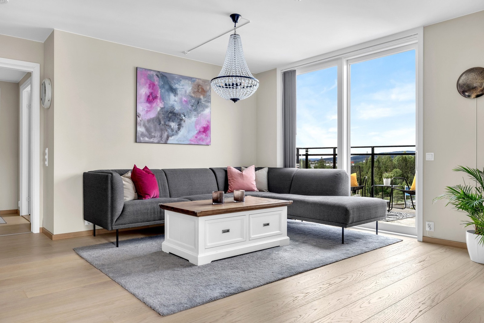 Det er utgang fra stuen til vestvendt balkong via skyvedør. Galleribilde