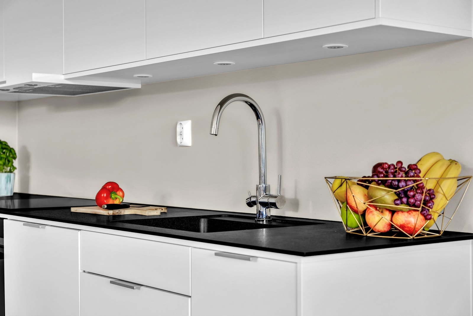 Kjøkkenet har integrerte hvitevarer som platetopp, stekeovn, oppvaskmaskin og kjøleskap. Alle hvitevarer medfølger handelen og er fra Siemens. Galleribilde