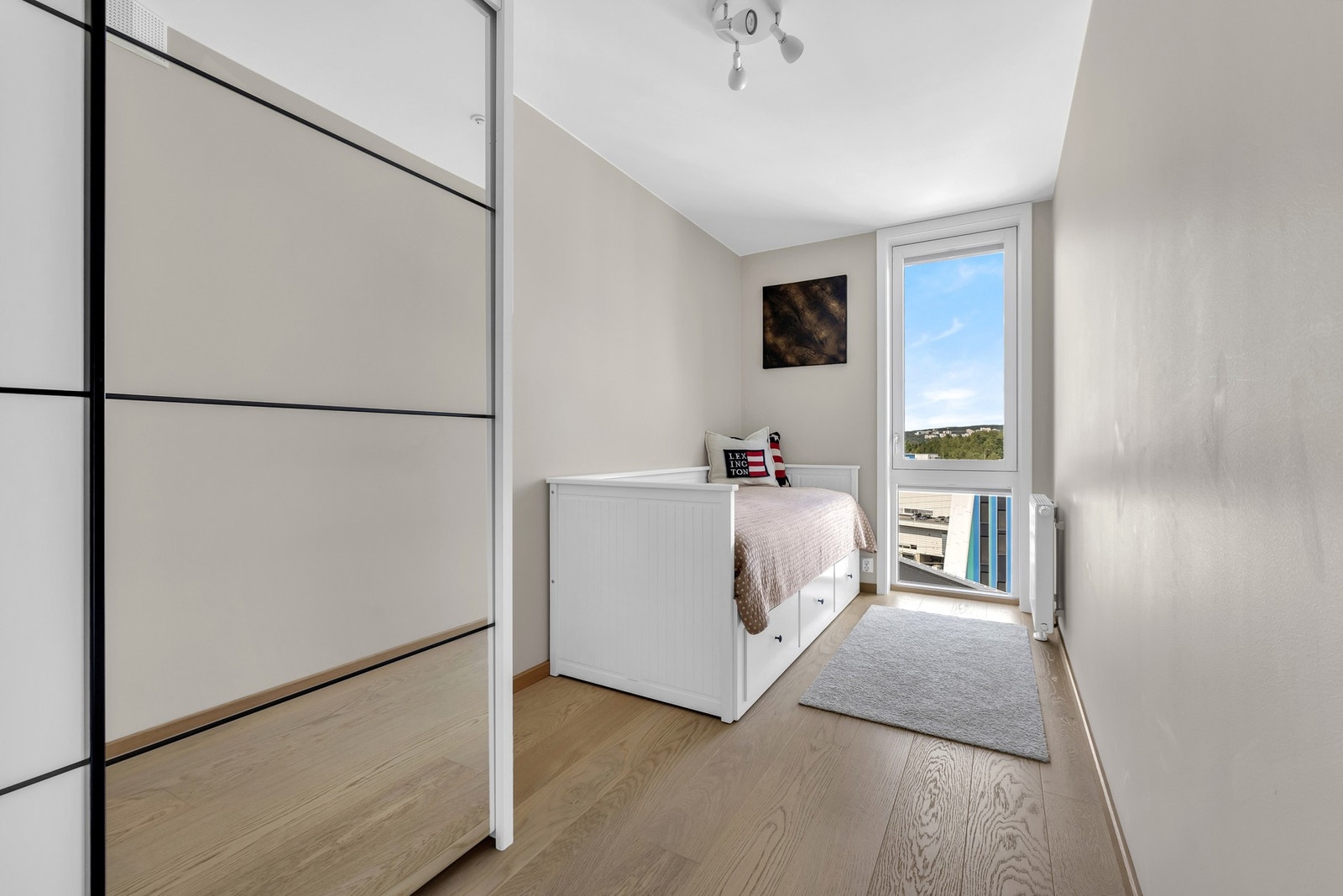 Det tredje soverommet er av god størrelse, og fungerer ypperlig som barnerom, gjesterom eller kontor. Galleribilde