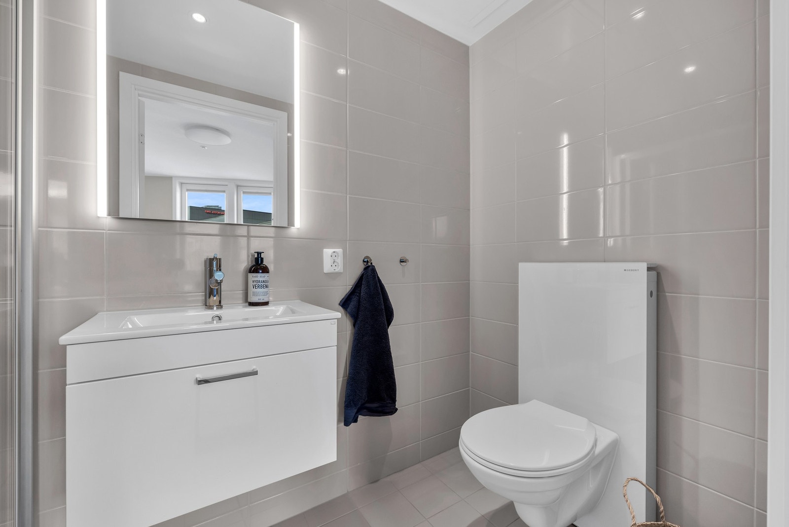 Downlights fra himling samt ytterligere belysning fra speilet gir ekstra bekvemmelighet. Galleribilde