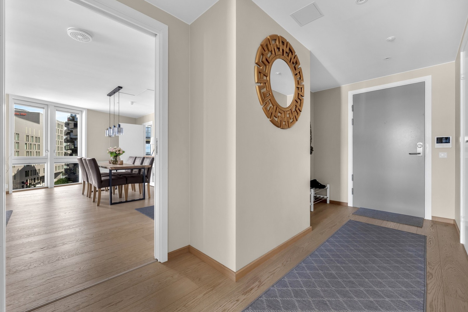 Velkommen inn - Det er heisadkomst til leilighetsplan fra garasjekjelleren og inngangspartiet. Inne i leiligheten blir du møtt av en lys entré med plass til yttertøy og sko. Galleribilde