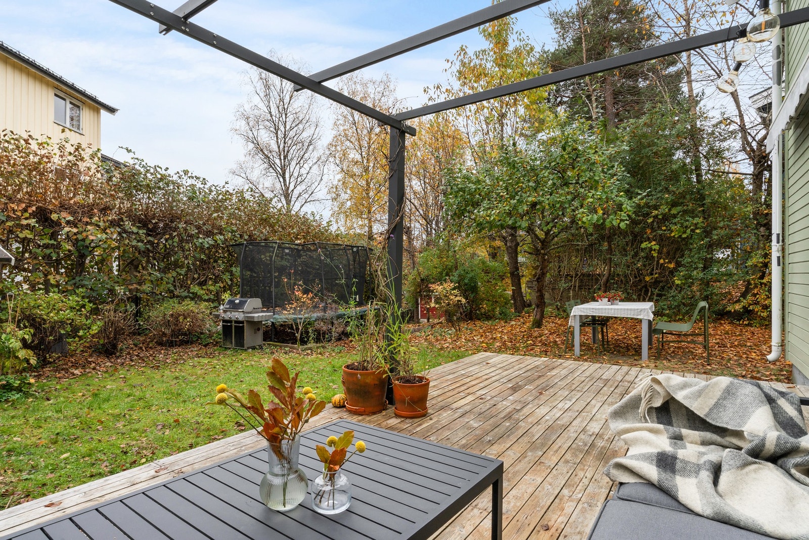 På sensommeren bugner hagen av bær - bjørnebær, bringebær, solbær, stikkelsbær, rips, jordbær og blåbær - samt epler fra epletreet Galleribilde