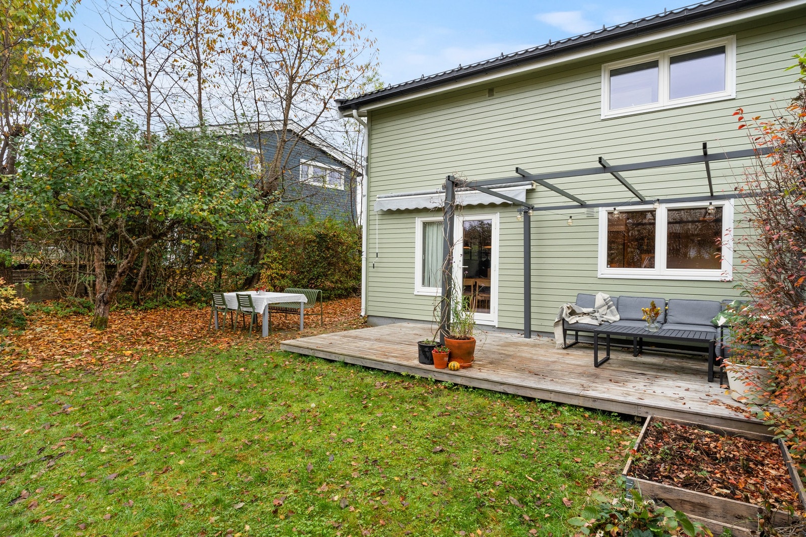 Hagen er frodig og nydelig opparbeidet med planter, bærbusker og frukttrær Galleribilde