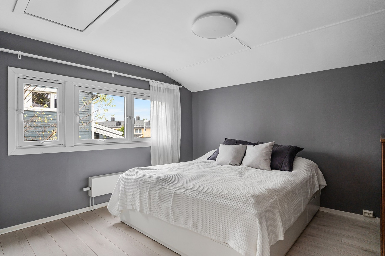 Romslig hovedsoverom med god plass til dobbelseng. Her er også tilgang til loft Galleribilde