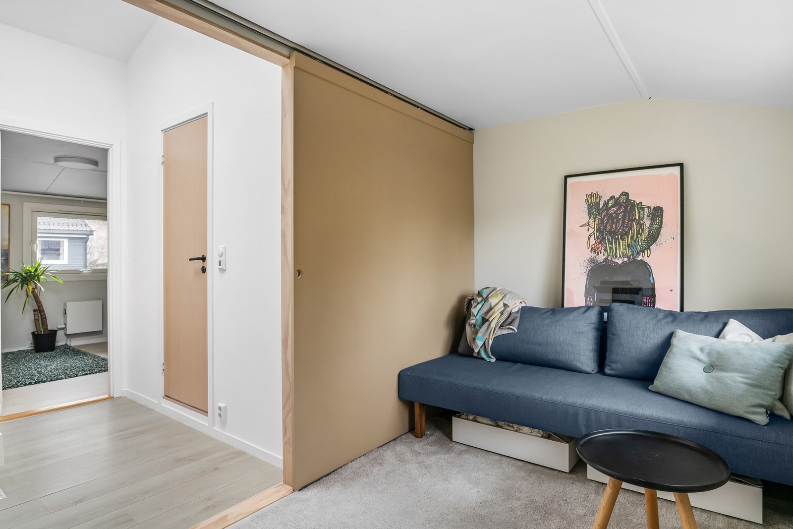 Plassbesparende og praktisk skyvedør Galleribilde