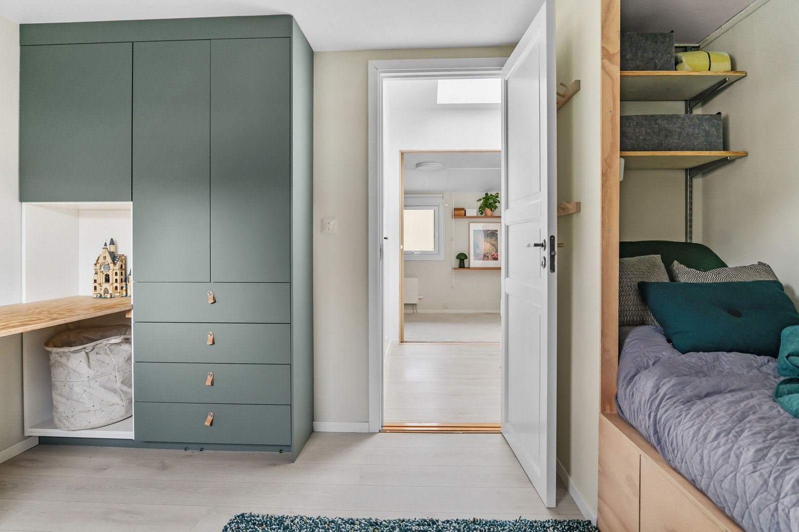 Innebygd seng med dype skuffer for oppbevaring Galleribilde