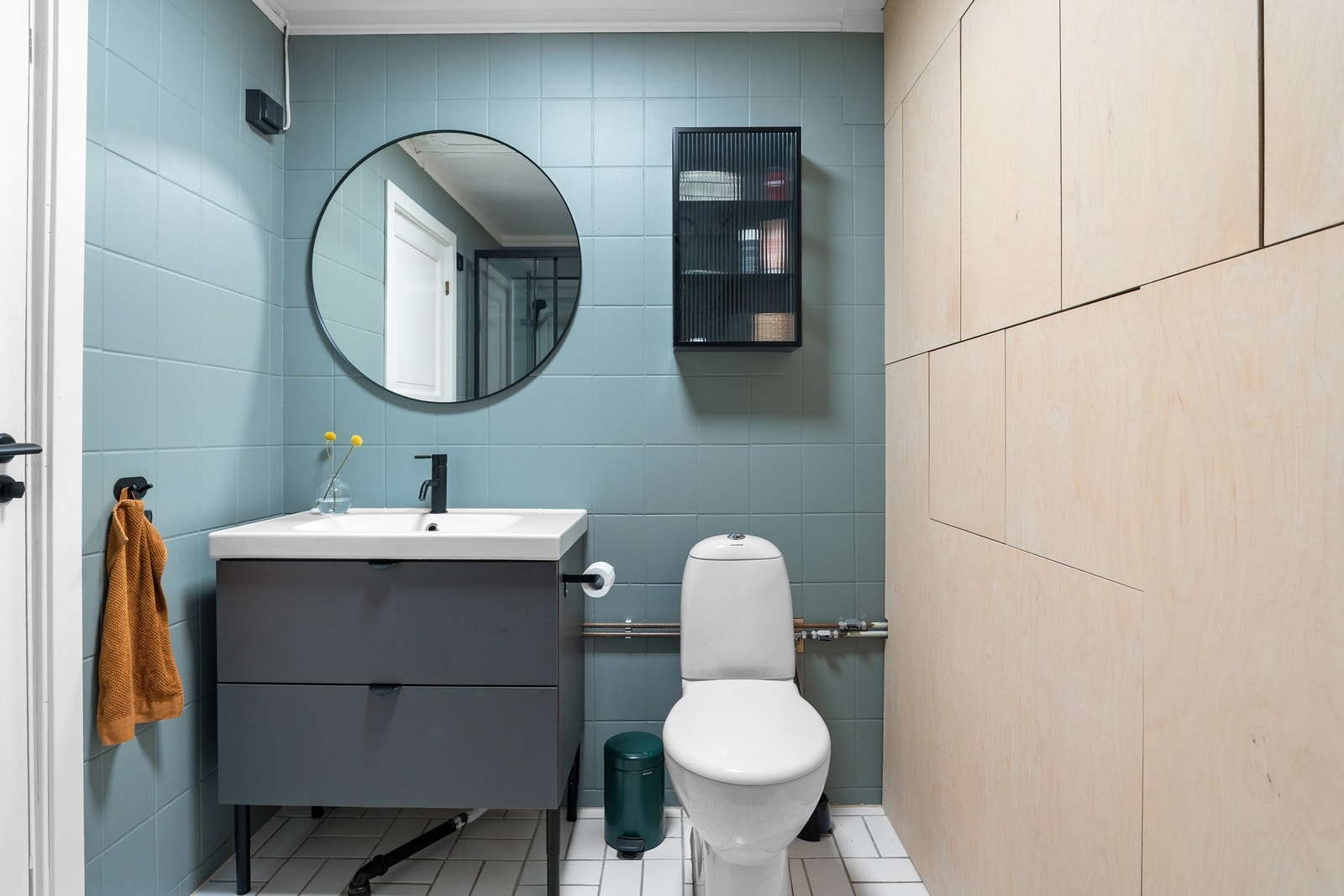 Bad/vaskerom i 1.etasje har et klassisk uttrykk med flislagte vegger og gulv, samt praktiske løsninger som gir god funksjonalitet Galleribilde