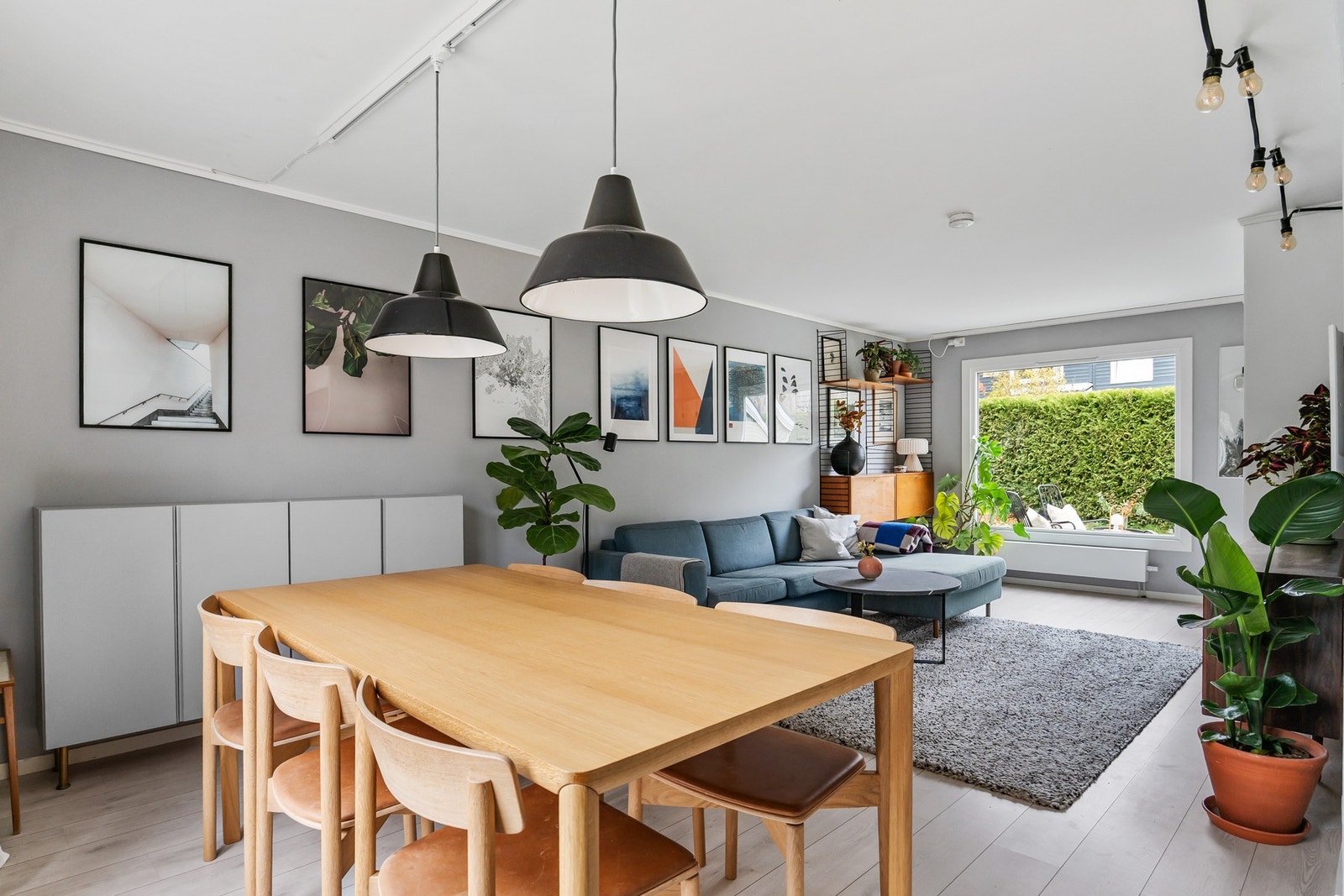 Sjelden mulighet i Sloreåsen! Attraktivt enderekkehus med stor, solrik hage, 4 soverom og 2 bad (ett fra 2019). Galleribilde