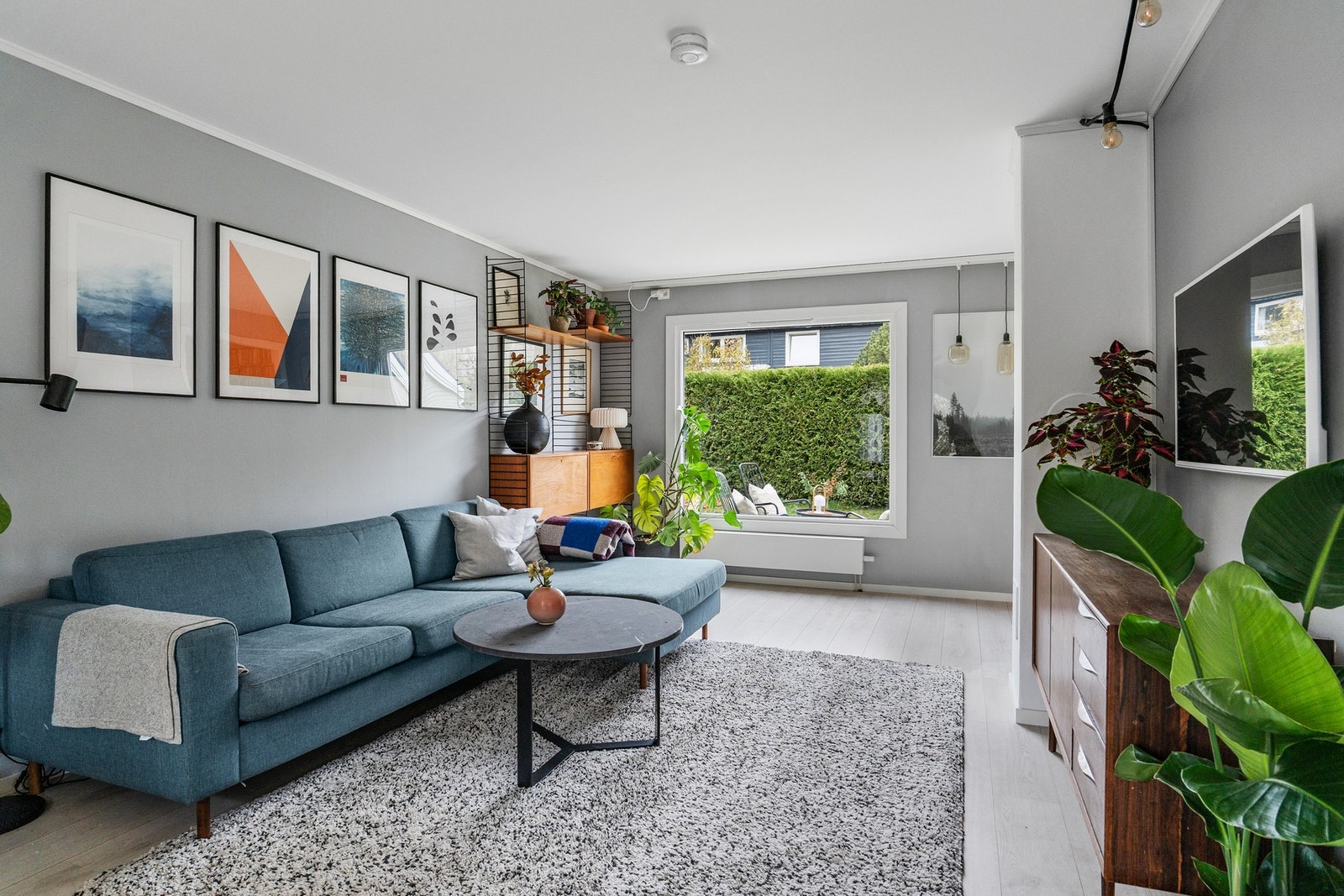 Både kjøkken og stue har utsyn over egen hage Galleribilde