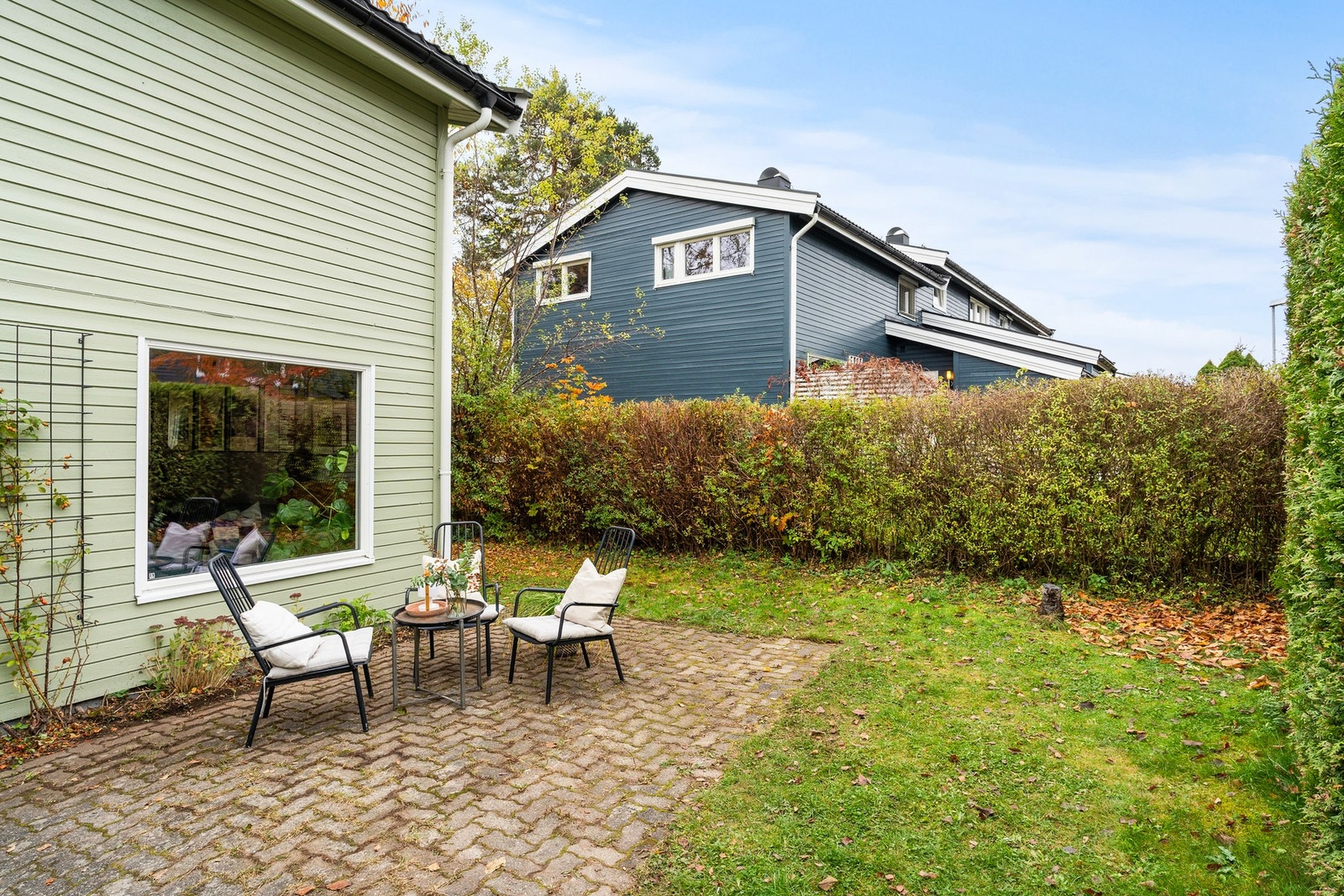 Boligen har ett av borettslagets største uteområder med hage på tre sider Galleribilde