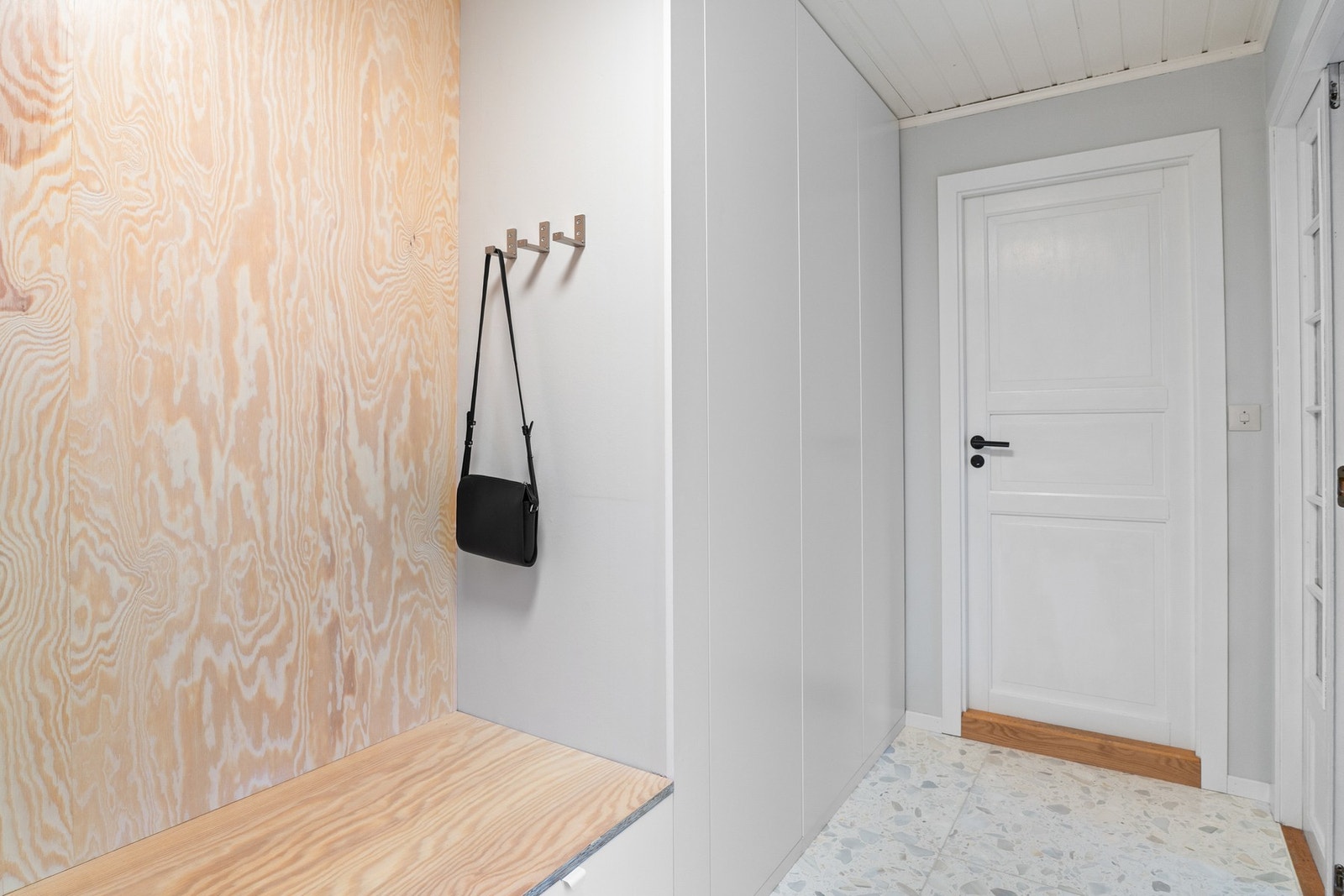 Veggene består av malte plater som gir et rent og tidløst uttrykk, mens entréen har delikate, oljede trepaneler som tilfører varme og karakter Galleribilde