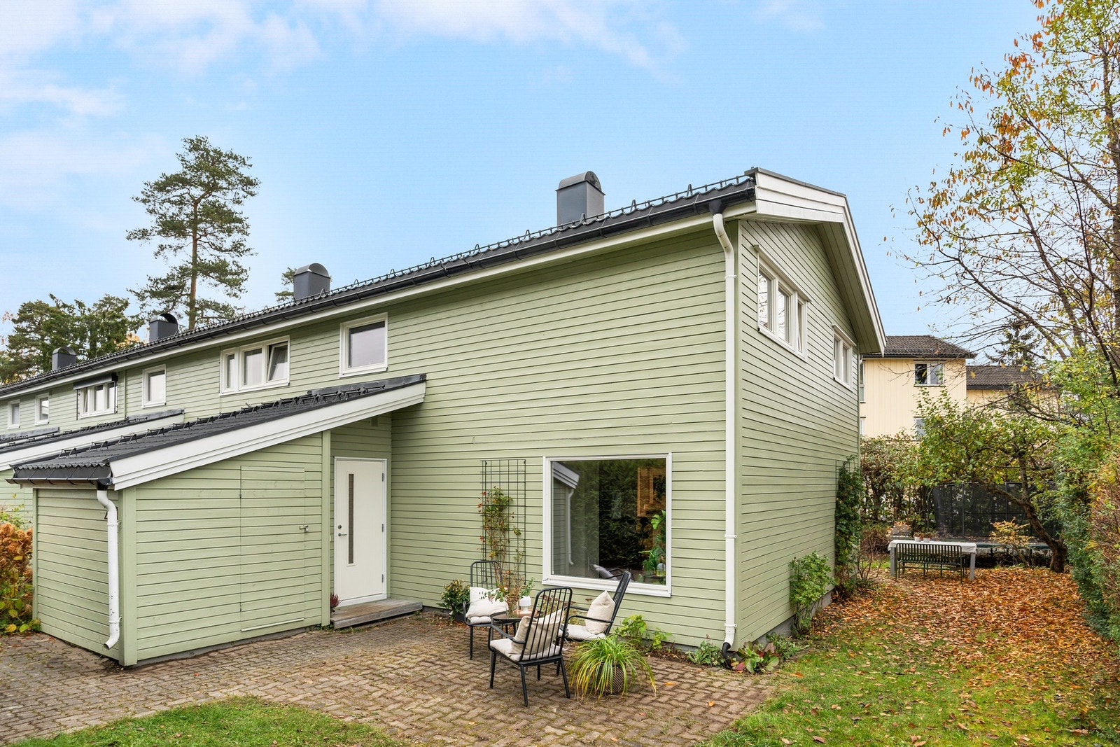 Boligen har tilgang til stor og solrik hage. Praktisk utvendig bod for oppbevaring av sykler, ski og barnevogn Galleribilde