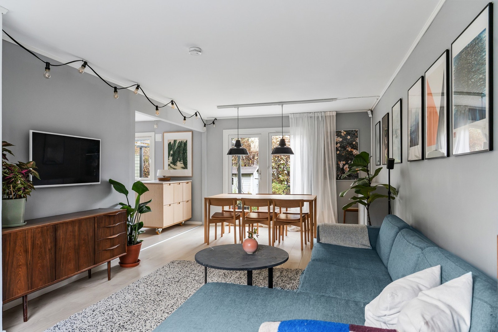 Stuen har en elementpipe fra byggeåret. Det har tidligere vært peis i stuen, og her ligger det til rette for den som ønsker å etablere ildsted igjen Galleribilde