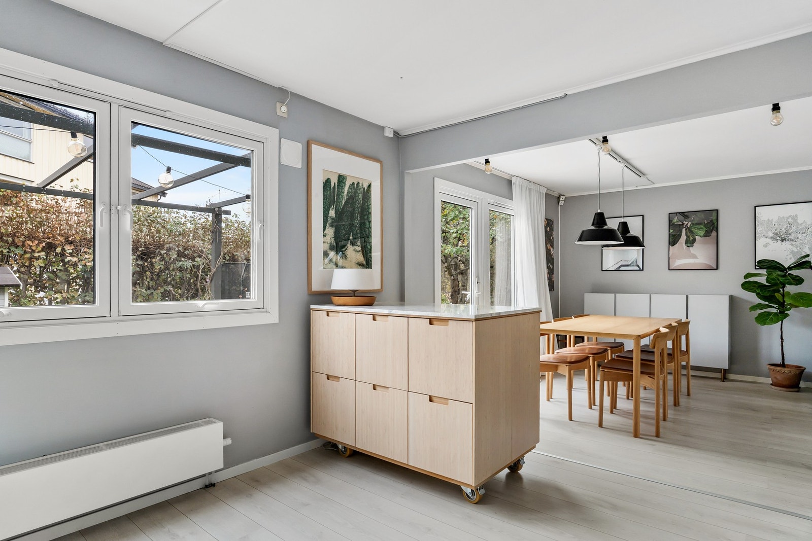 Kjøkkenet vender mot en frodig hage med morgensol og god skjerming for innsyn Galleribilde