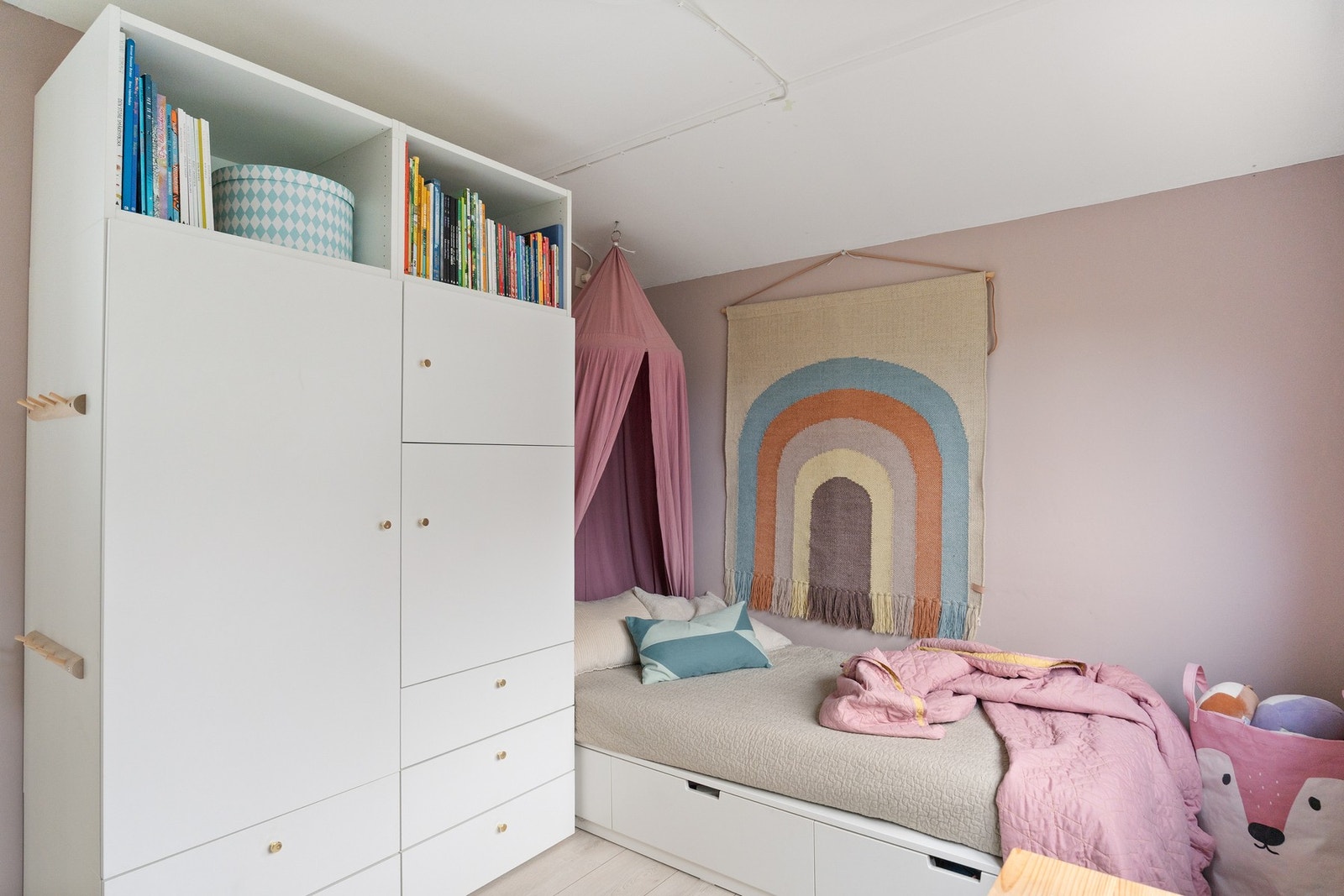 Soverom 2 har medfølgende garderobeskap med plass til både klær og leker Galleribilde