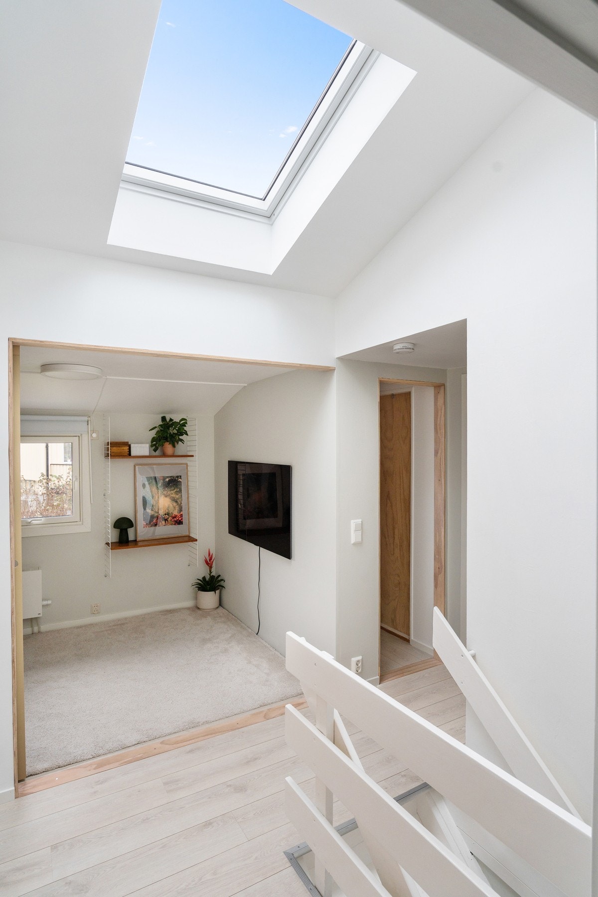 Velux takvindu i hall og på bad slipper inn ekstra naturlig lys og gjør at rommene føles mer luftig Galleribilde