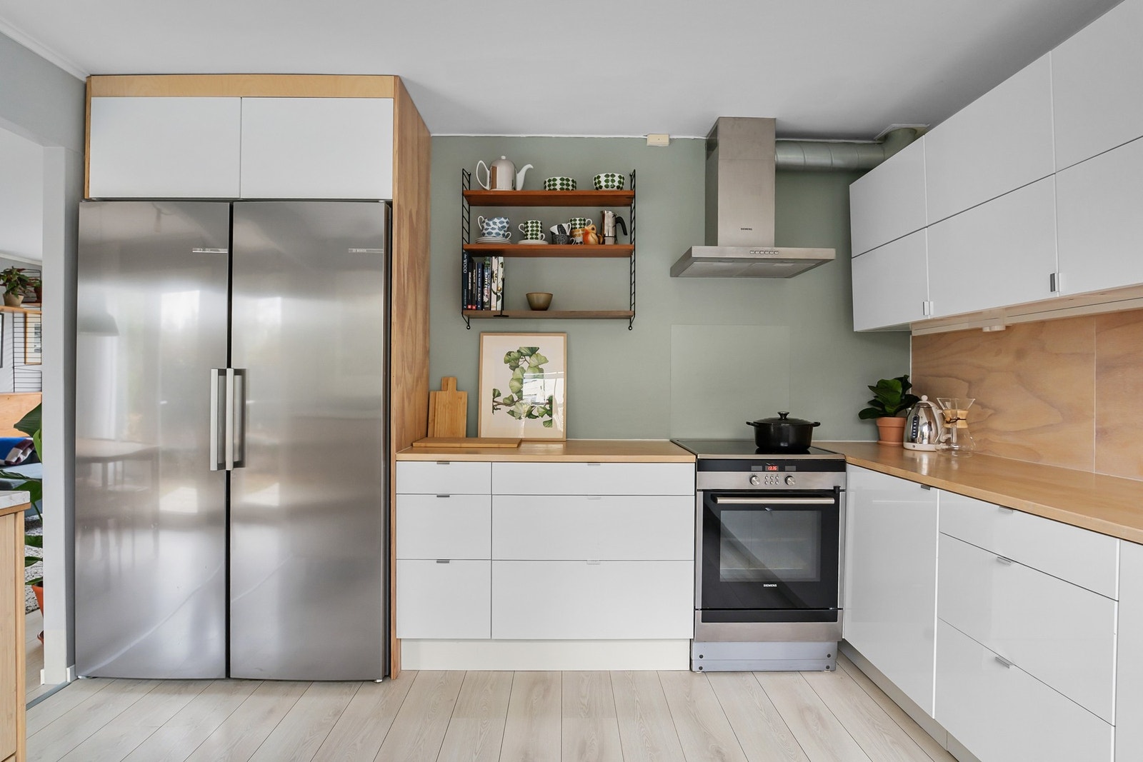 Kjøkkenet er utstyrt med frittstående hvitevarer som Bosch kjøleskap og fryseskap (2021) og integrert Siemens oppvaskmaskin (2024) og Siemens ventilatorhette (2017) Galleribilde