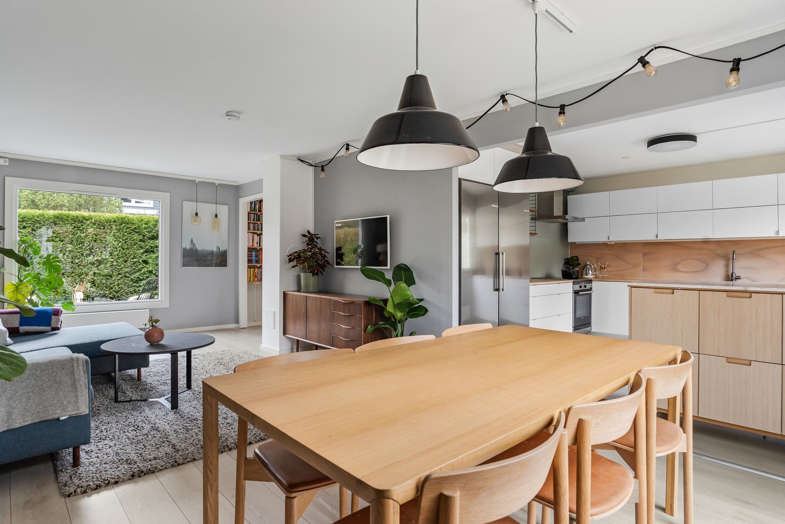 Stuen har lysinnslipp fra store vindusoverflater fra to sider Galleribilde