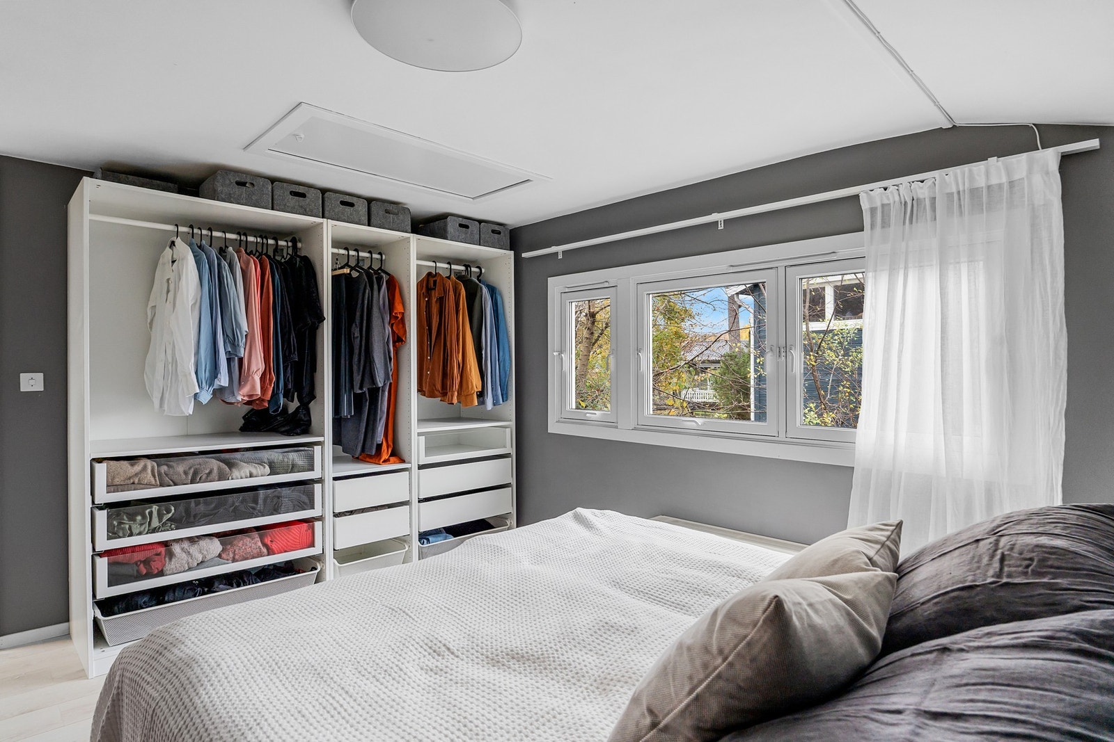 Garderobe med god plass til klær medfølger Galleribilde