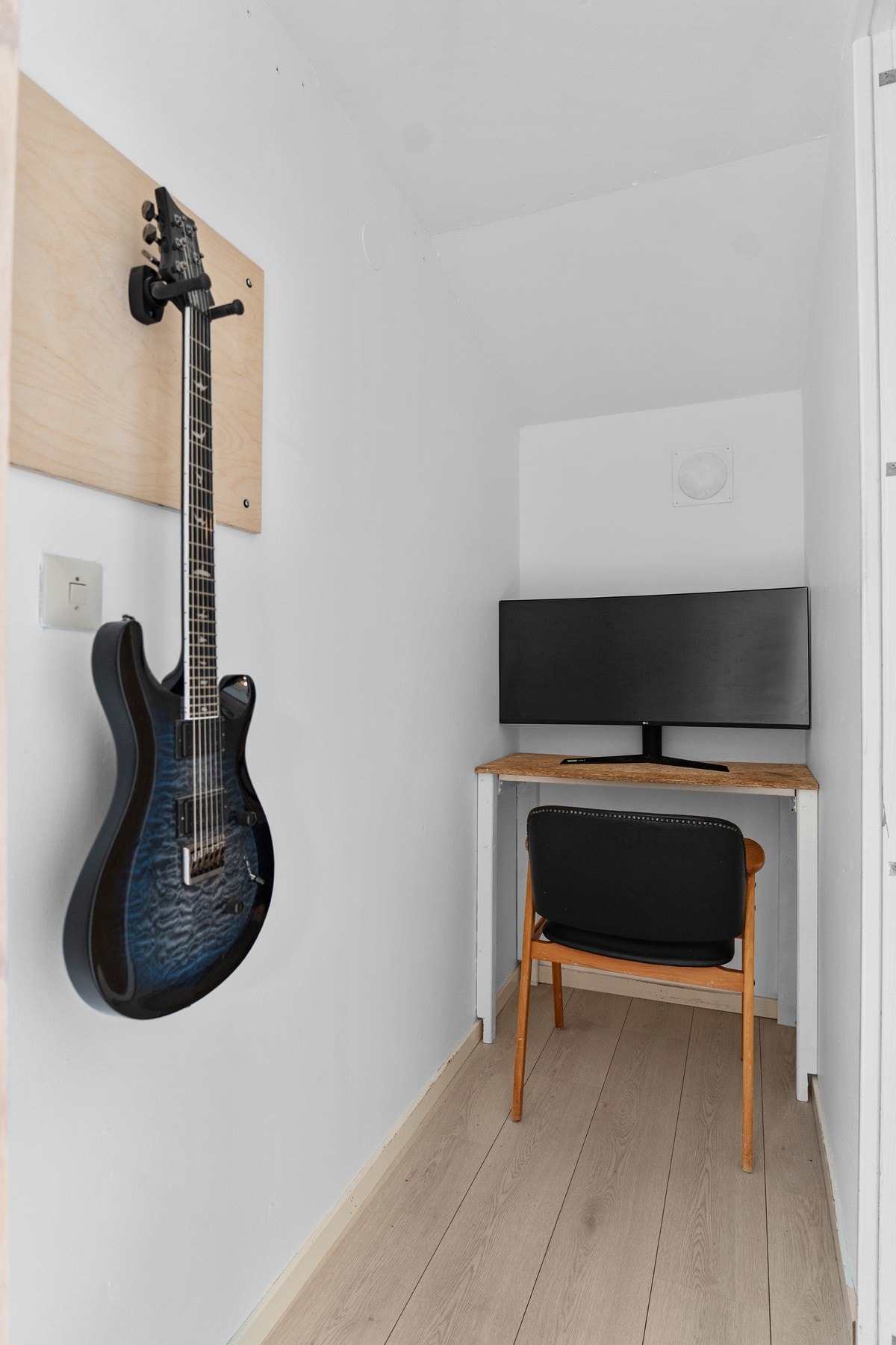 Mellom to av soverommene er det innredet hjemmekontorløsning Galleribilde