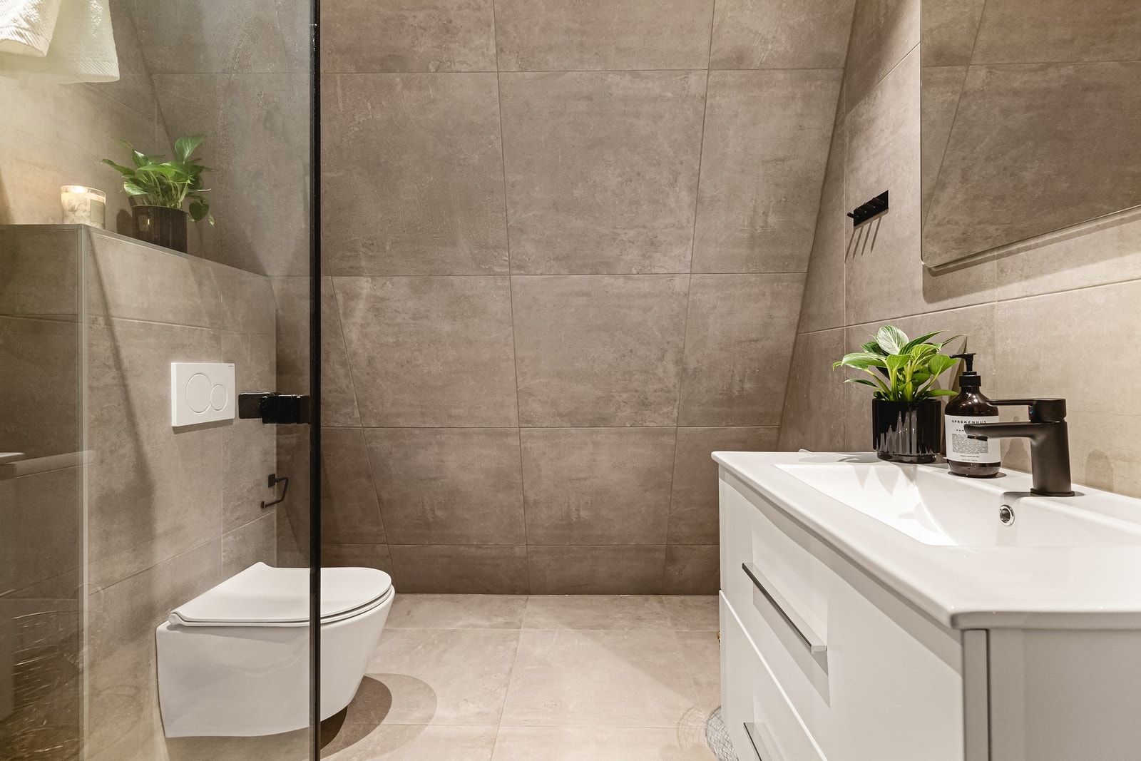 Flislagt bad med varme i gulv og mekaniske ventilasjon Galleribilde