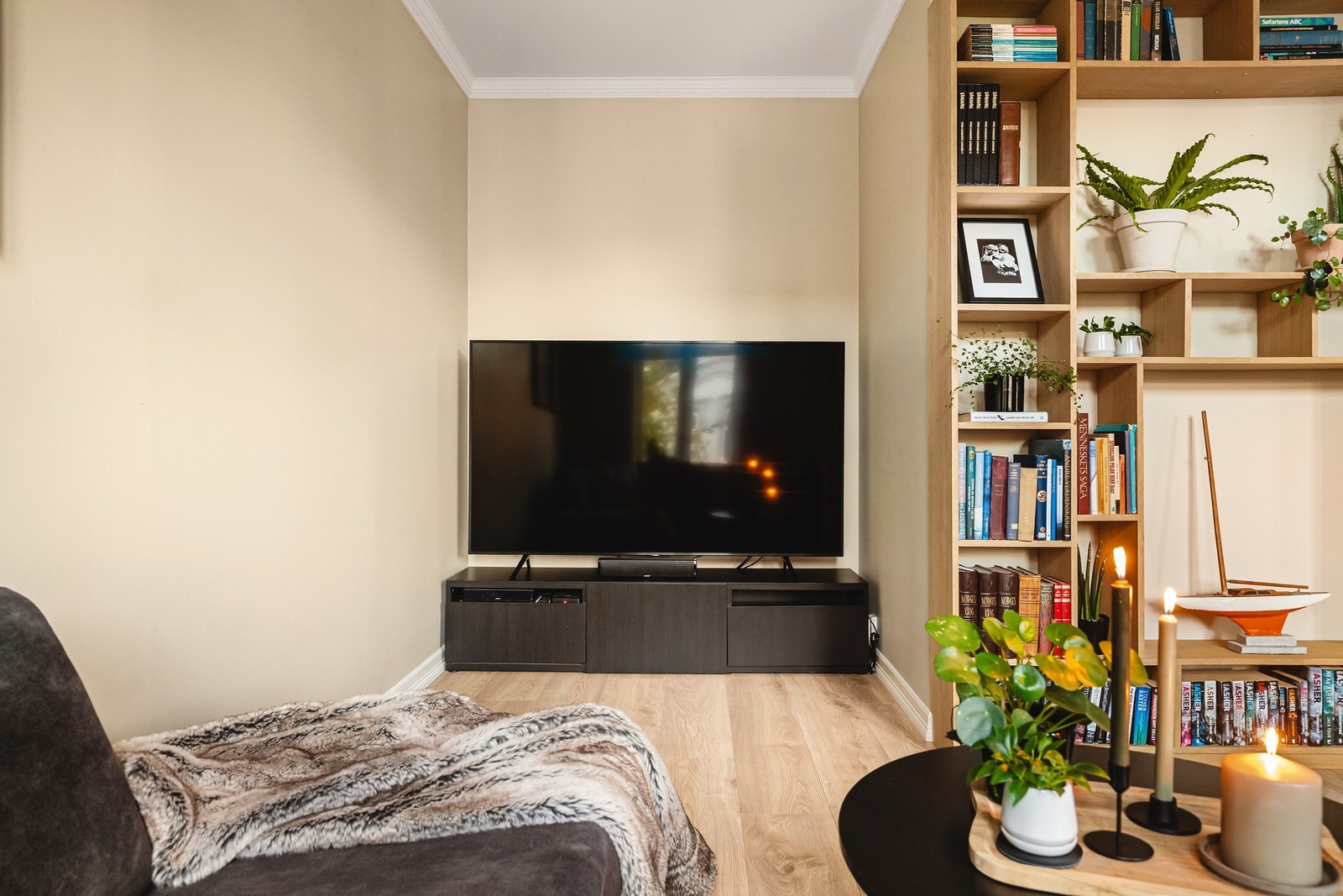 Slette vegger, tidsriktige fargevalg og laminat på gulv Galleribilde