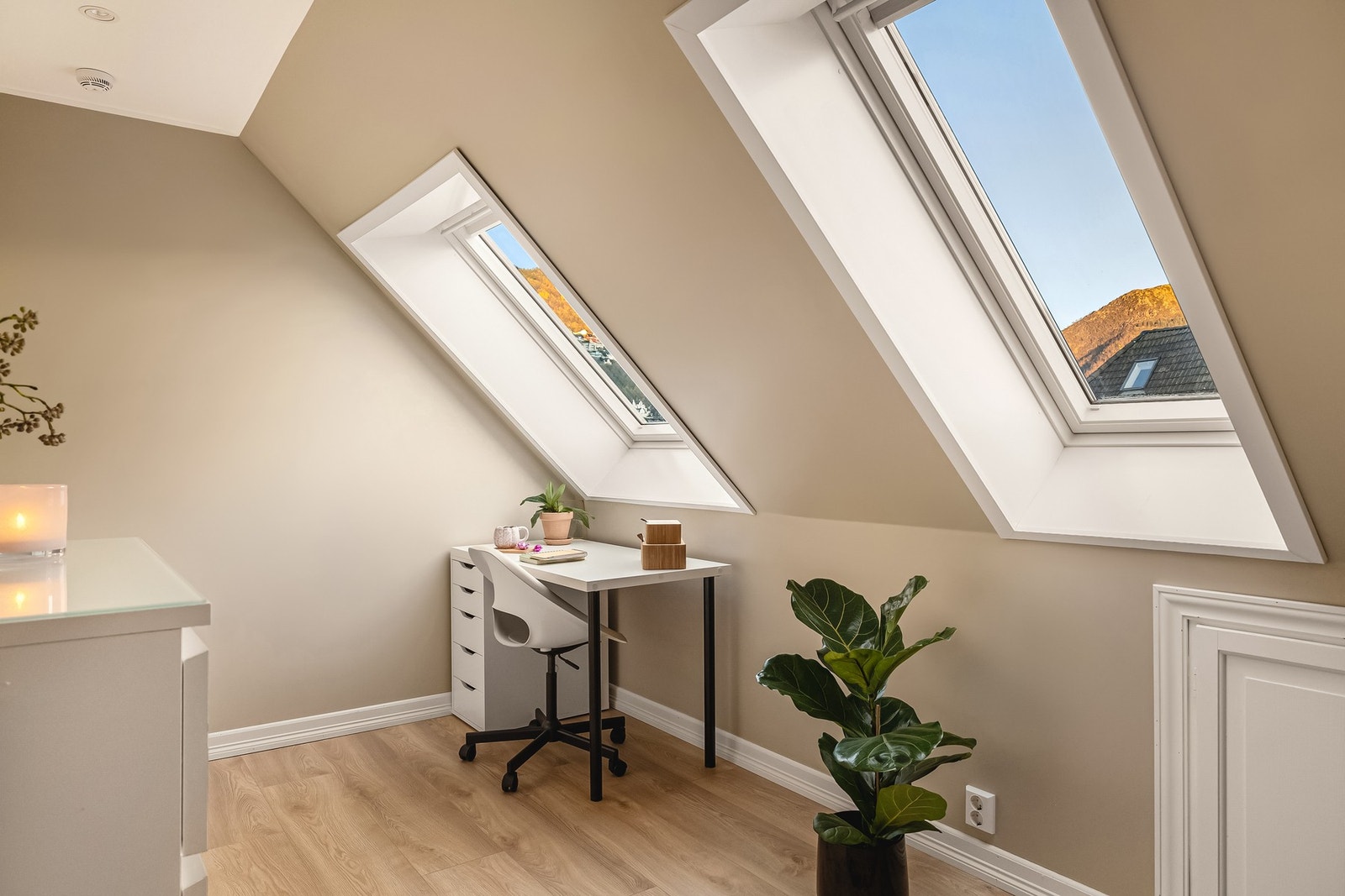 I likhet med de andre soverommene har de god plass til seng av ønsket størrelse, nattbord, garderobe og annet passende møblement Galleribilde