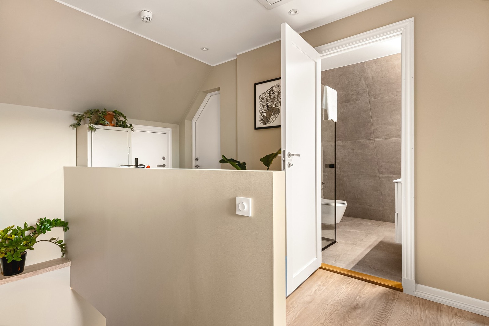 Leilighetens andre etasje inneholder bad, tre soverom, gang og kott Galleribilde