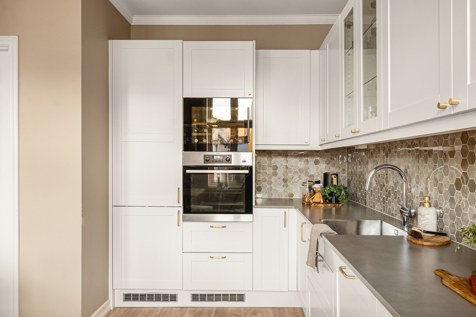 Integrerte hvitevarer: stekeovn (AEG), platetopp (AEG), vinskap, oppvaskmaskin (AEG) og kjøleskap (Miele) Galleribilde