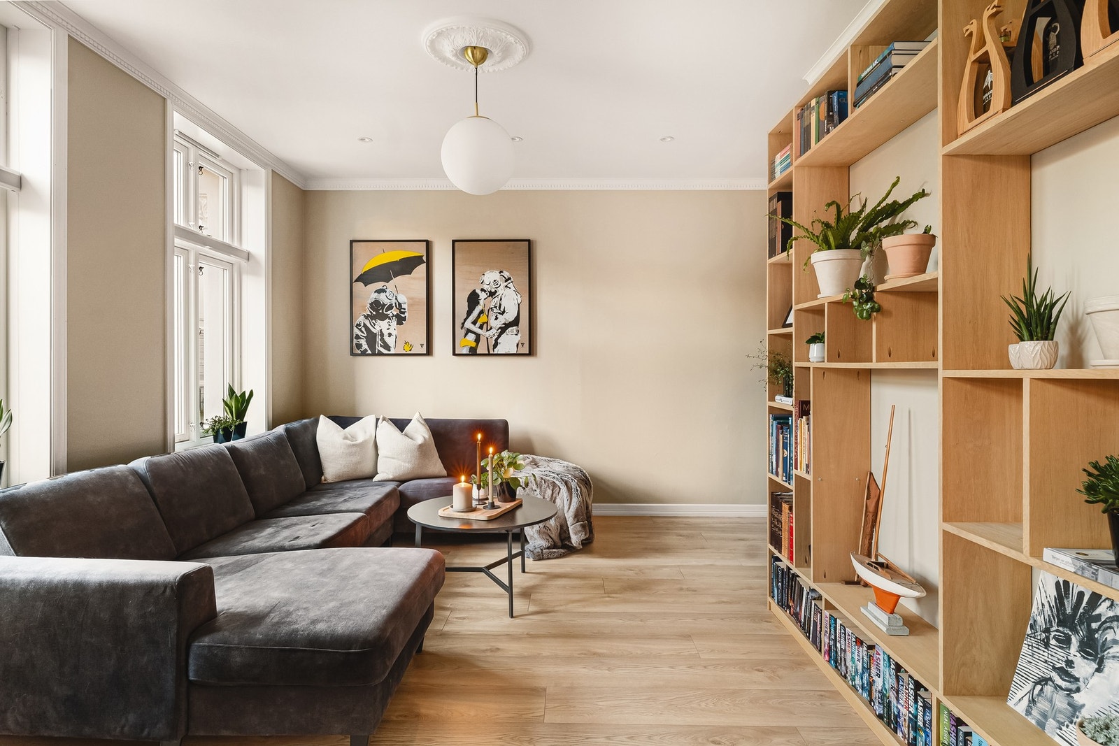 God takhøyde, stukkatur og rosett Galleribilde