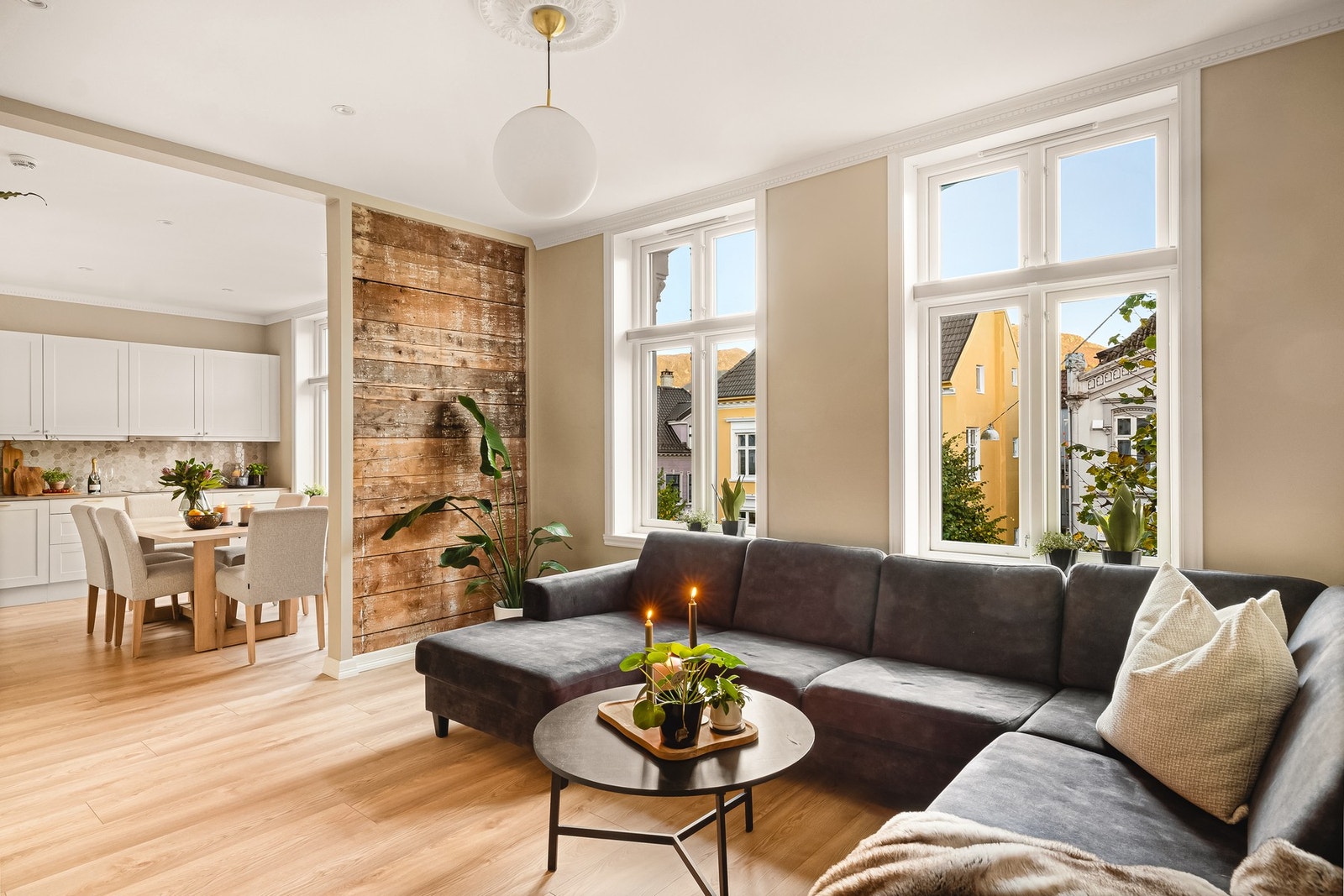 Inntrykket, særpregene og takhøyden gjør det vanskelig å ikke bli begeistret fra første sekund! Svært god planløsning, gjennomgående god standard og moderne kvaliteter. Galleribilde