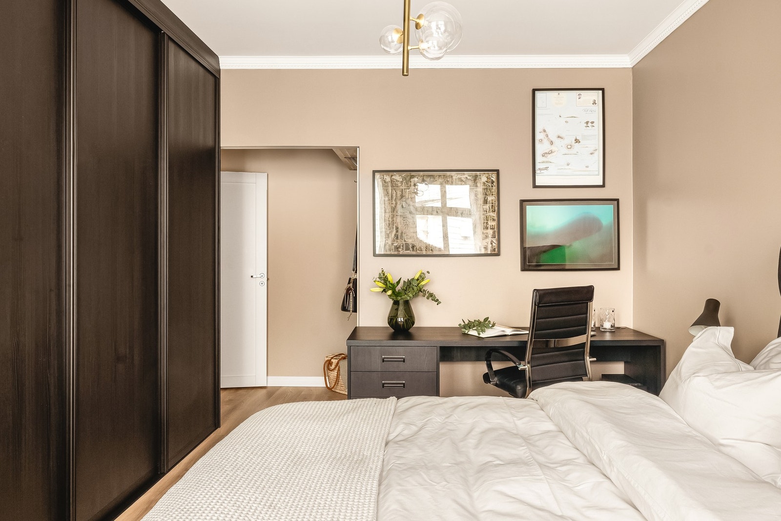 Soverommet har en stor og praktisk skyvedørsgarderobe Galleribilde